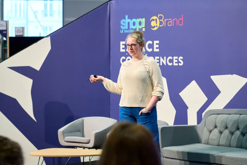 Elisa Servais giving a keynote speech at Shop Le Salon 2025