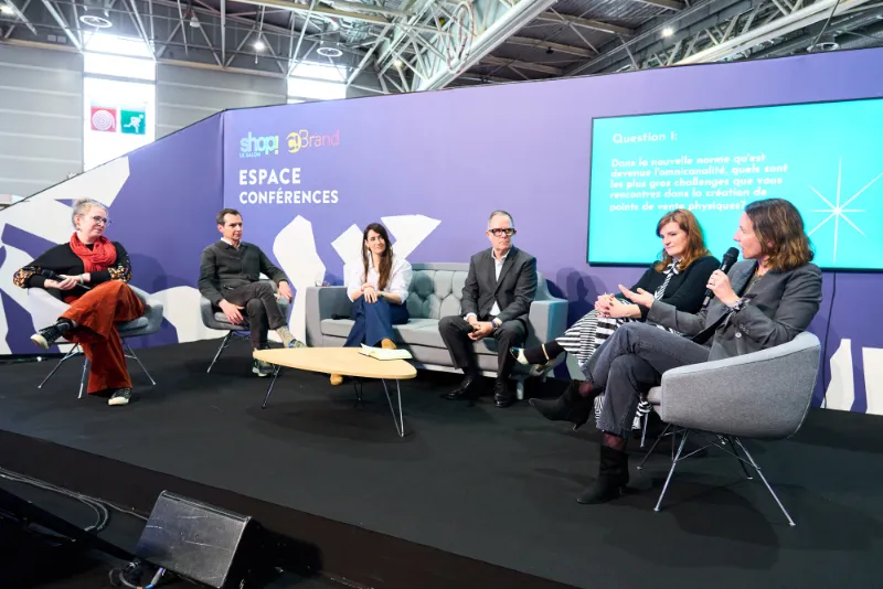Elisa Servais moderating a workshop with 5 speakers